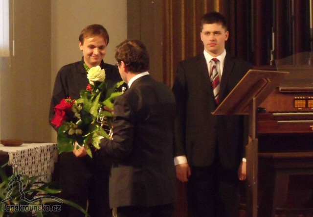 05_Farar Daniel Tomes dekuje Michalu Chmelarovi.jpg